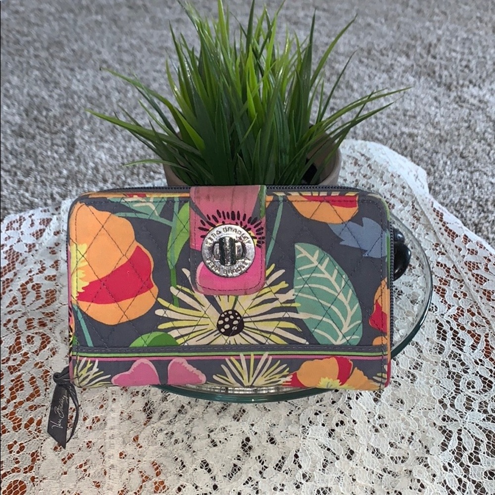 ⚠️ Stained New Listing Vera Bradley Wallet Pre Own
